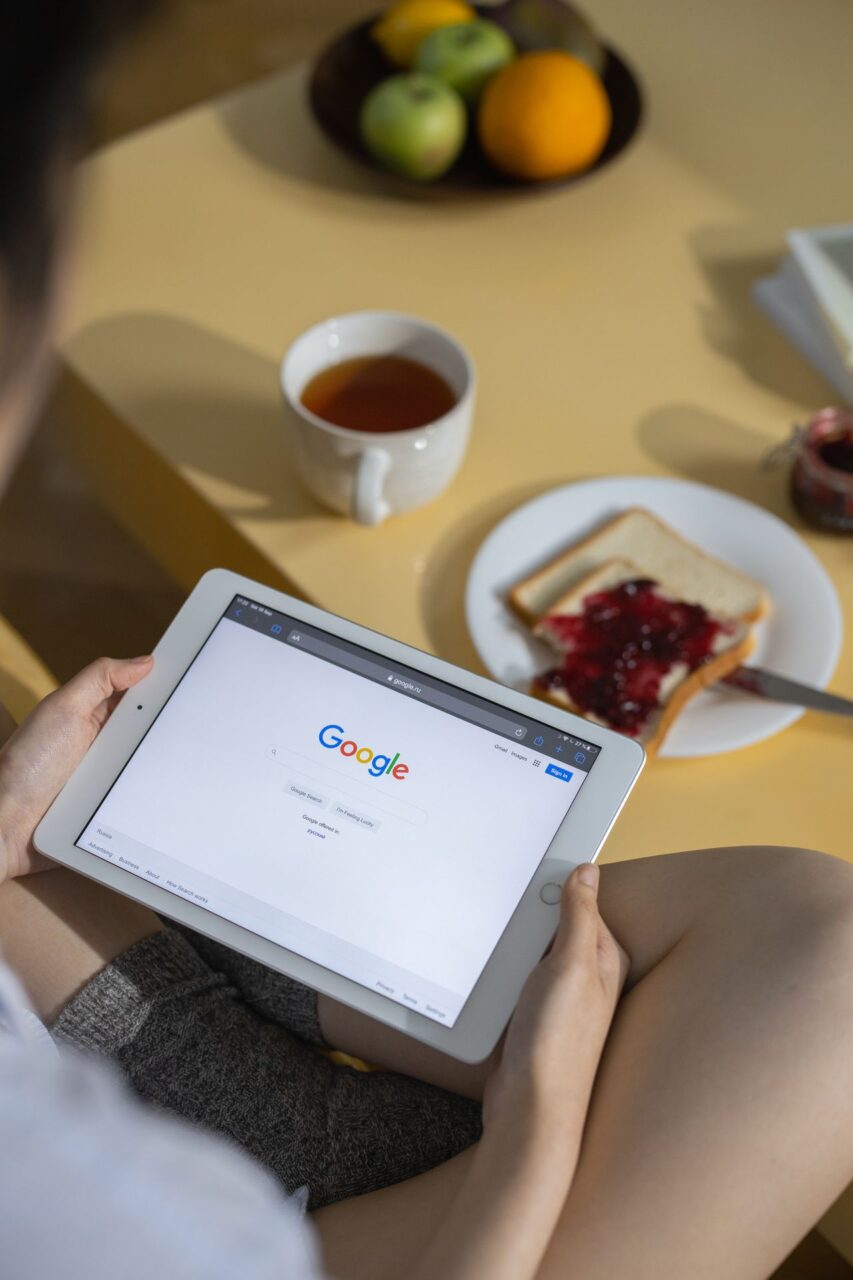 Pessoa pesquisando website no google
